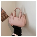 Detalle del bolso de media luna rosa claro con costuras triangulares y acabado mate - Rosa