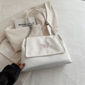 Elegante borsa a tracolla bianca con ricamo farfalla rosa e catena in argento chic - Bianco