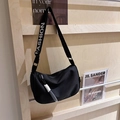 Borsa a mezzaluna in tela nera con ampia tracolla FASHION e dettaglio di cordoncino laterale - Nero