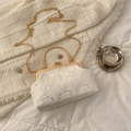 Elegante witte handtas met kant en lovertjes, gouden handvat en schouderketting - Wit