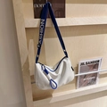 Borsa a tracolla in nylon bianco con ampia tracolla blu fashion e ciondolo a nodo - Blu