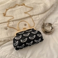 Vintage avondtas met zwart-witte paillettenborduursels en een gouden kettingriem - Zwart