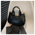 Bolso de media luna negro minimalista en cuero brillante con elegantes detalles dorados - Negro