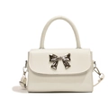 Mini borsa a mano quadrata bianco crema con fiocco in metallo argento e tracolla - Bianco
