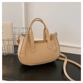 Bolso de hombro creciente beige minimalista con correa ajustable en mesa de madera - Caqui