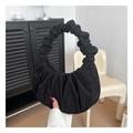 Bolso de mano moderno de pana negra con textura plisada y elegante diseño de media luna - Negro
