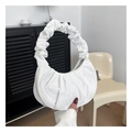 Elegante bolso de media luna en pana blanca con textura plisada y asa de estilo coletero - Blanco