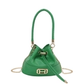 Grüne Beuteltasche mit goldenem H-Logo, Kordelzug und Ketten-Schultergurt - Grün