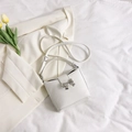 Bolso saco de cuero blanco con lazo de metal plateado y correa de hombro ajustable - Blanco