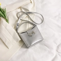 Bolso bandolera plateado metalizado con lazo mariposa y correa ajustable - Plateado