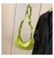 Detalle de bolso hobo verde lima con textura plisada distintiva en la correa de hombro - Verde