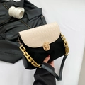 Sac bandoulière chic en noir et beige texture croco avec bandoulière à chaîne dorée épaisse - Noir