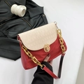 Sac bandoulière en daim rouge avec rabat motif croco blanc et chaîne dorée - Rouge
