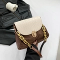 Sac bandoulière en daim marron, effet croco blanc, chaîne dorée et boucle ronde - Marron