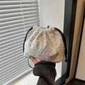 Borsa a secchiello con paillettes iridescenti e coulisse nera per serate eleganti - Bianco
