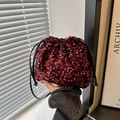 Borsa a secchiello con paillettes rosse e chiusura a coulisse nera per feste serali - Rosso