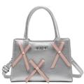 Silberne quadratische Umhängetasche mit rosa Schleifen und weißen Perlendetails - Silber