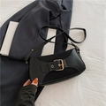 Sac sous le bras minimaliste noir avec boucle dorée sur fond de tissu blanc texturé - Noir