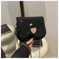 Detailansicht der schwarzen Lackledertasche mit großer goldener herzförmiger Schnalle - Schwarz