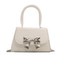 Elegante borsa a tracolla in pelle bianca con fiocco in metallo argento e manico - Bianco