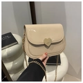 Detailansicht beige Lackleder-Umhängetasche mit herzförmigem goldfarbenem Metallverschluss - Khaki