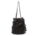 Secchiello chic con paillettes nere, tracolla a catena argentata e texture lucente - Nero