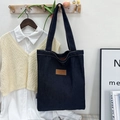 Grand sac cabas en denim bleu foncé avec écusson en cuir Cowboy bag et coutures blanches - Porté Main Noir