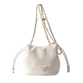 Bolso tipo cubo blanco crema con cordón, cadena dorada y detalle de pequeña bola dorada - Sin Adorno / Blanco