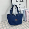 Sac fourre-tout en denim bleu foncé avec patch 23 HOT.COM et bouton pression doré - Épaule Bleu