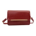 Donkerrode vierkante crossbodytas met krokodillentextuur en gouden metalen details - Rood