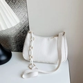 Elegante weiße Halbmondtasche mit Plissee-Design, Harzkette und Schultergurt - Weiß