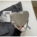 Silberne Pailletten-Handtasche in Herzform mit Kettenriemen und Doppelreißverschluss - Silber