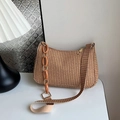 Schultertasche aus Strohgeflecht in Beige mit bernsteinfarbener Kette und Schultergurt - Khaki