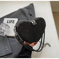 Schicke schwarze herzförmige Handtasche mit Glitzerpailletten und silbernen Kettendetails - Schwarz