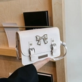 Bolso bandolera de ecopiel blanca con lazo plateado y correas de hebilla retro - Blanco