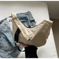 Bolso de hombro media luna blanco crema con correa ancha y detalle de borla suave - Blanco Roto