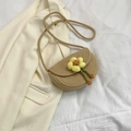 Mini Häkel-Muscheltasche in Khaki mit gelber Blume und schmalem Schultergurt - Khaki