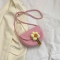 Rosa gehäkelte Muscheltasche mit gelber Blume und schmalem Schulterriemen - Rosa