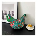 Dettaglio della borsa hobo in tela verde con rose rosse e tracolla larga in tessuto - Verde