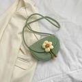 Kleine muschelförmige hellgrüne gewebte Umhängetasche aus Baumwolle mit gelber Blume - Grün