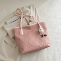 Rosa gewebte Tragetasche mit Schultergurt und Plüsch-Anhänger für lässiges Styling - Ohne Anhänger / Rosa