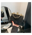 Elegante schwarze Handtasche mit Kussverschluss, Metallrahmen und goldener Kette - Schwarz