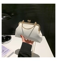 Elegante weiße Vintage-Handtasche mit Metallrahmen, Goldkette und Strass-Details - Weiß
