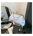 Hellblaue plissierte Cloud-Tasche mit goldenem Ringgriff und Metallkette - Blau