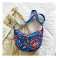 Dettaglio di borsa a mezzaluna floreale con tessuto blu vivace e grandi fiori rossi - Blu