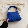 Minimalistische marineblaue Tragetasche mit Herzsteppung für das tägliche Pendeln - Blau