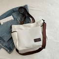Bolso tote de lona color crema con asas marrón oscuro y correa de hombro ajustable - Blanco