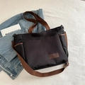 Bolso tote de lona negra con correa marrón ajustable y detalle de parche de cuero - Negro