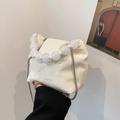 Bolso nube blanco crema con asa de perlas grandes y correa de cadena plateada - Blanco