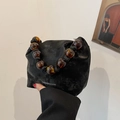 Bolso nube de terciopelo negro con asa de cuentas de ámbar y logotipo de moda - Negro